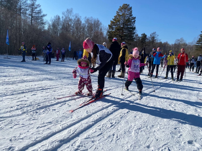 Годовалый ребенок принял участие во Всероссийской массовой гонке «Лыжня России 2023» в Чите 